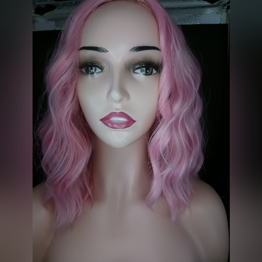 Pink short wavy wig